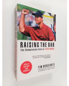 Kirjailijan Tim Rosaforte käytetty kirja Raising the Bar : The Championship Years of Tiger Woods