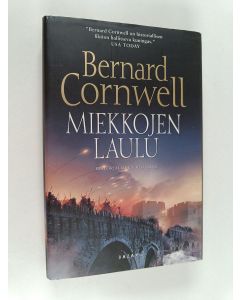Kirjailijan Bernard Cornwell käytetty kirja Miekkojen laulu : historiallinen romaani