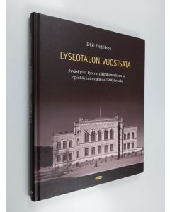 Kirjailijan Erkki Fredrikson käytetty kirja Lyseotalon vuosisata : Jyväskylän lyseon päärakennuksen ja opinkäynnin vaiheita 1900-luvulla