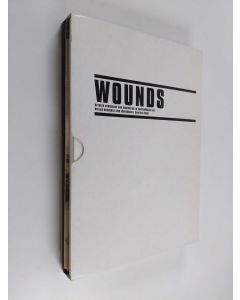 käytetty kirja Wounds : between democracy and redemption in contemporary art = mellan demokrati och förlösning i samtida konst :  Moderna museet, Stockholm, 14.2. - 19.4.1998
