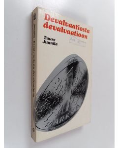 Kirjailijan Tuure Junnila käytetty kirja Devalvaatiosta devalvaatioon : Vuosikymmen 1957-1967 suomalaista talouspolitiikkaa
