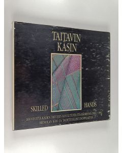 Kirjailijan Tuulikki Kosonen käytetty kirja Taitavin käsin = Skilled hands (signeerattu) : 100 vuotta käden taitojen koulutusta Itä-Hämeessä 1892-1992