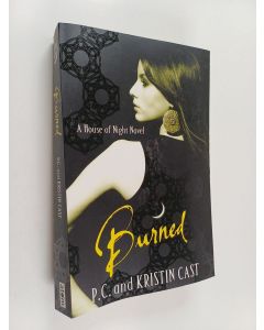 Kirjailijan P. C. Cast käytetty kirja Burned