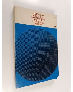 Kirjailijan Morton A. Kaplan käytetty kirja System and Process in International Politics