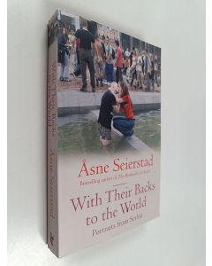 Kirjailijan Åsne Seierstad käytetty kirja With their backs to the world : portraits from Serbia