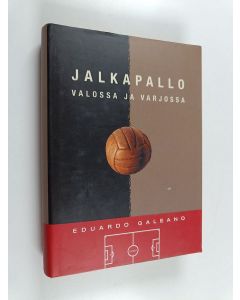 Kirjailijan Eduardo Galeano käytetty kirja Jalkapallo valossa ja varjossa