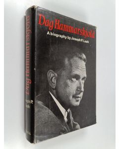 Kirjailijan Joseph P. Lash käytetty kirja Dag Hammarskjold