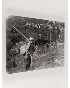 Kirjailijan Väinö Hevonoja käytetty kirja Pysäytetty aika : Väinö ja Pentti Hevonojan valokuvia Janakkalasta 1930-1950-luvuilta