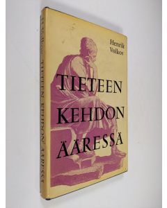 Kirjailijan Henrik Volkov käytetty kirja Tieteen kehdon ääressä