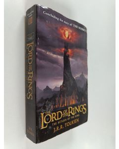 Kirjailijan John Ronald Reuel Tolkien käytetty kirja The Two Towers : Being the Second Part of The Lord of the Rings