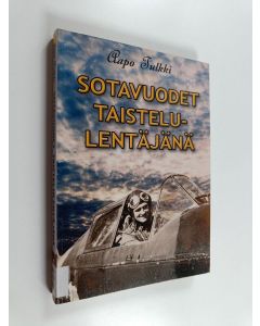 Kirjailijan Aapo Tulkki käytetty kirja Sotavuodet taistelulentäjänä : taisteluita taivaalla ja maan päällä sotalentäjänä ja yritysjohtajana sotien jälkeisessä Suomessa