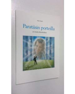 Kirjailijan Kalle Raski käytetty kirja Paratiisin porteilla ja muita kirjoituksia