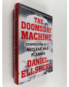 Kirjailijan Daniel Ellsberg käytetty kirja The doomsday machine : confessions of a nuclear war planner