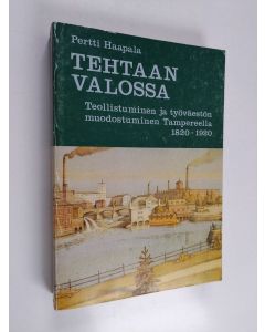 Kirjailijan Pertti Haapala käytetty kirja Tehtaan valossa : teollistuminen ja työväestön muodostuminen Tampereella 1820-1920