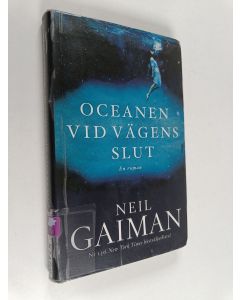 Kirjailijan Neil Gaiman käytetty kirja Oceanen vid vägens slut : en roman