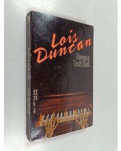 Kirjailijan Lois Duncan käytetty kirja Down a Dark Hall