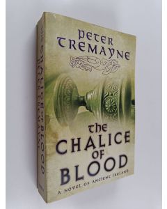 Kirjailijan Peter Tremayne käytetty kirja The Chalice of Blood