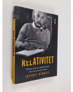 Kirjailijan Jeffrey Bennett käytetty kirja Relativitet : teorin som förändrade vår syn på universum