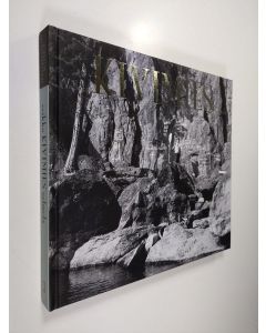 Kirjailijan Veikko Salmela käytetty kirja Kivimies (ERINOMAINEN)