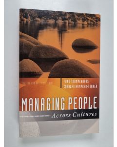 Kirjailijan Fons Trompenaars käytetty kirja Managing people across cultures
