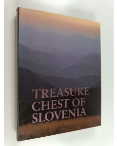 Kirjailijan Matjaz Kmecl käytetty kirja Treasure Chest of Slovenia