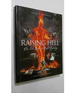 Kirjailijan Tom Wright käytetty kirja Raising Hell on the Rock 'n' Roll Highway