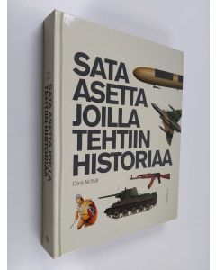 Kirjailijan Chris McNab käytetty kirja Sata asetta joilla tehtiin historiaa