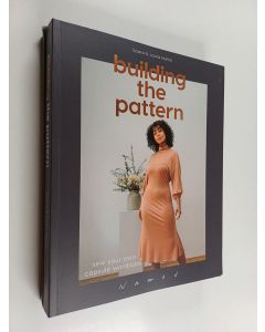 Kirjailijan Saara Huhta käytetty kirja Building the pattern - Sew your own capsule wardrobe