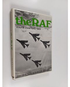 Kirjailijan John W. R. Taylor & Philip J. R. Moyes käytetty kirja Pictorial History of the R.A.F.: 1945-1969