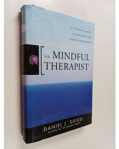 Kirjailijan Daniel J. Siegel käytetty kirja The mindful therapist : a clinician's guide to mindsight and neural integration