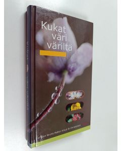 Kirjailijan Kirsten Bruhn Möller käytetty kirja Kukat väri väriltä