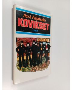 Kirjailijan Arvi Arjatsalo käytetty kirja Kovikset : nuorisoromaani koulumaailmasta
