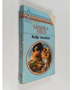 Kirjailijan Sandra Field käytetty kirja Kulje rinnallani