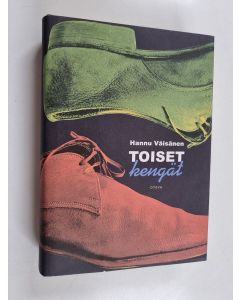Kirjailijan Hannu Väisänen käytetty kirja Toiset kengät