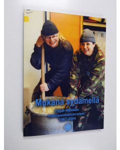 Kirjailijan Laura Visapää käytetty kirja Mukana sydämellä : Päijät-Hämeen maanpuolustusnaiset 1967-2004