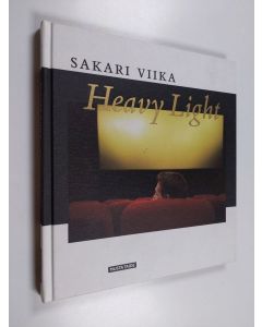 Kirjailijan Sakari Viika käytetty kirja Heavy light