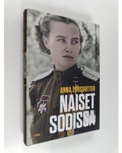 Kirjailijan Anna Larsdotter käytetty kirja Naiset sodissa