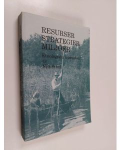 Kirjailijan Nils Storå käytetty kirja Resurser, strategier, miljöer : etnologiska uppsatser av Nils Storå