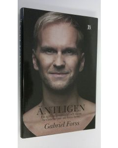 Kirjailijan Gabriel Forss käytetty kirja Äntligen (signeerattu) : En självutlämnande och varm berättelse om att hitta hemm