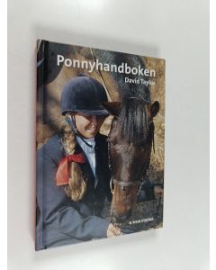 Kirjailijan David Taylor käytetty kirja Ponnyhandboken