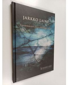 Kirjailijan Jarkko Laine käytetty kirja Ensimmäinen pastis plataanien alla : panosvyö runoja sekä herrojen että työläisten käyttöön eli ottakaa taas kerran mittaa toisistanne jos mitat muka ovat päässeet unohtumaan