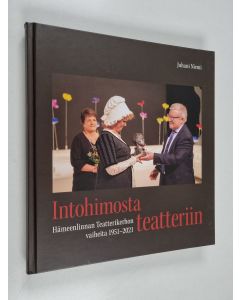 Kirjailijan Juhani Niemi käytetty kirja Intohimosta teatteriin : Hämeenlinnan Teatterikerhon vaiheita 1951-2021