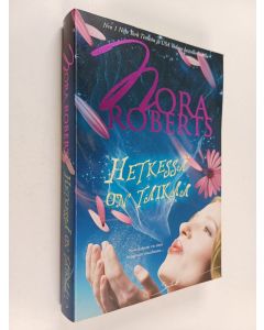 Kirjailijan Nora Roberts käytetty kirja Hetkessä on taikaa