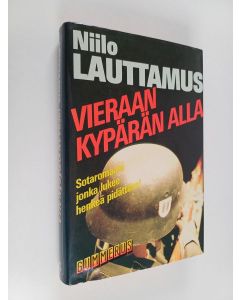 Kirjailijan Niilo Lauttamus käytetty kirja Vieraan kypärän alla