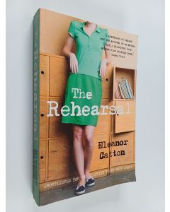 Kirjailijan Eleanor Catton käytetty kirja The Rehearsal