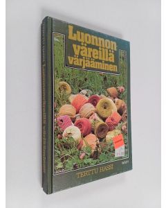 Kirjailijan Terttu Hassi käytetty kirja Luonnonväreillä värjääminen