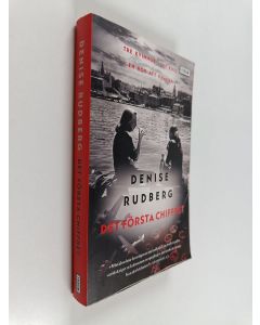 Kirjailijan Denise Rudberg käytetty kirja Det första chiffret