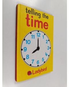 Kirjailijan Lynne Bradbury käytetty kirja Telling the Time