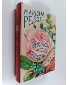 Kirjailijan Marisha Pessl käytetty kirja Fördjupade studier i katastroffysik