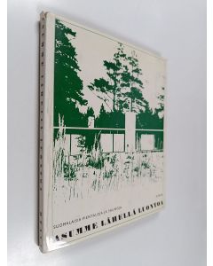 Kirjailijan Anna-Liisa Ahmavaara käytetty kirja Asumme lähellä luontoa : suomalaisia pientaloja ja saunoja